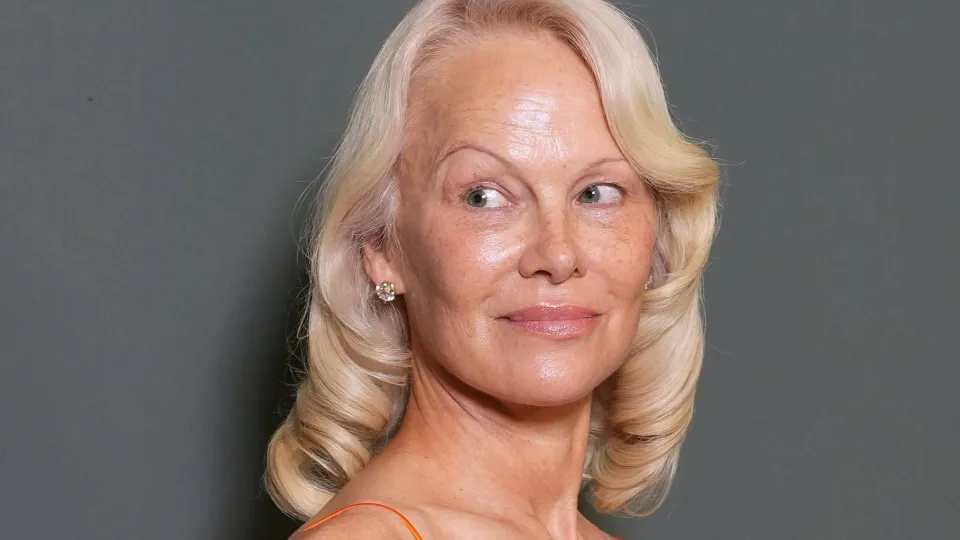 Pamela Anderson, sobre su relación con la moda y la edad: “Siento más libertad”
