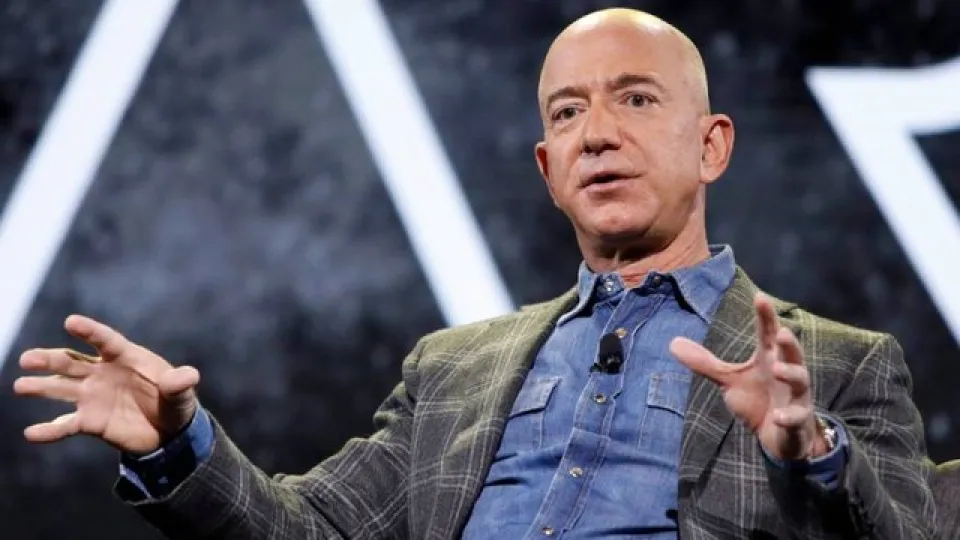 Jeff Bezos anticipa cómo cambiará el trabajo con la IA: una semana laboral de tres días