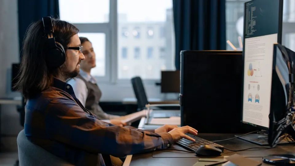 La IA ya empieza a dejar huella en el paro español. Los más expuestos: programadores y diseñadores