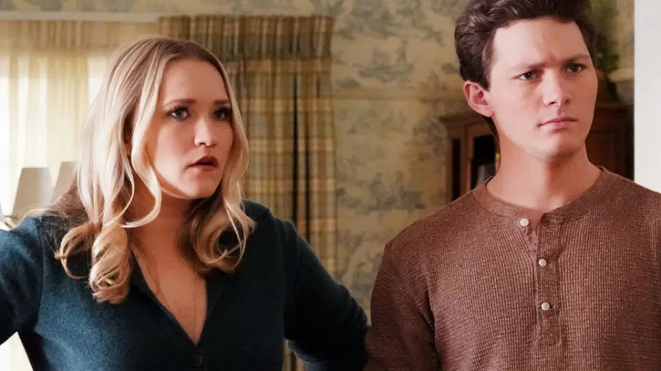 Emily Osment, actriz de 'Young Sheldon', pidió un coordinador de escenas íntimas por la diferencia de edad con su compañero: "¡Solo era un crío!"
