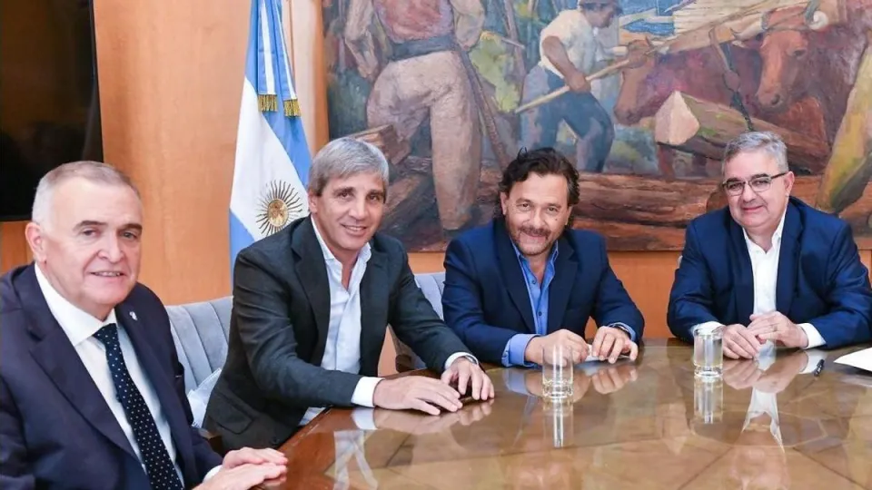 Recursos, jueces y cargos: cómo negocian su supervivencia los gobernadores peronistas de Milei
