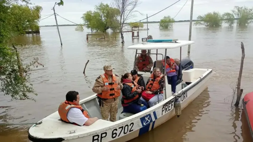 El Gobernador de Chaco ordenó que los presos de su provincia fabriquen camas para los evacuados por El Niño