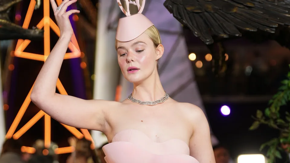 En fotos: del tierno momento callejero de Dakota Johnson y Machine Gun Kelly al increíble look fantasía de Elle Fanning
