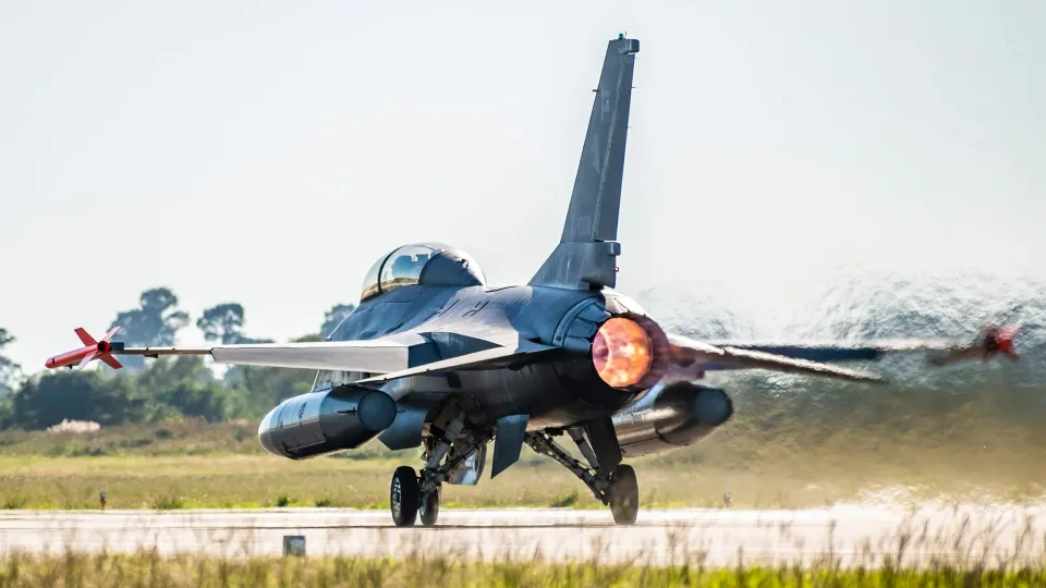 Cazas F-16, blindados y nuevos aviones: qué hay detrás de las compras militares de Argentina y Chile