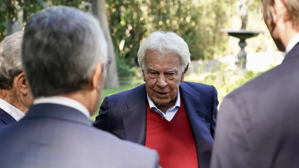 “Si Milei visita España 15 veces más, es posible que gane Pedro Sánchez”, advirtió Felipe González