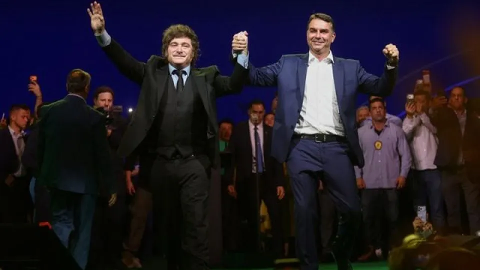 Milei sigue de cerca la elección en Brasil y apuesta a una internacional de derecha si gana Bolsonaro
