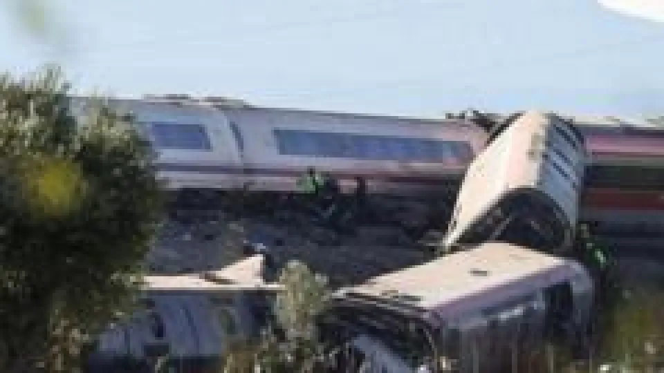 Mueren decenas de personas al chocar dos trenes de alta velocidad en el sur de España
