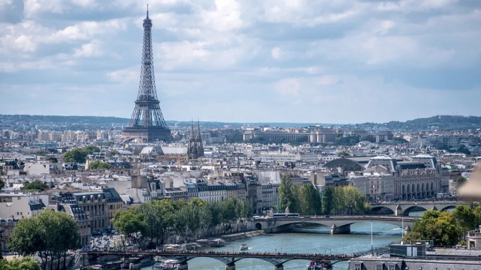 "Estará al fondo del jardín": compraron una casa a las afueras de París y ahora tendrán un centro de datos que consume cuatro veces lo que Disneyland