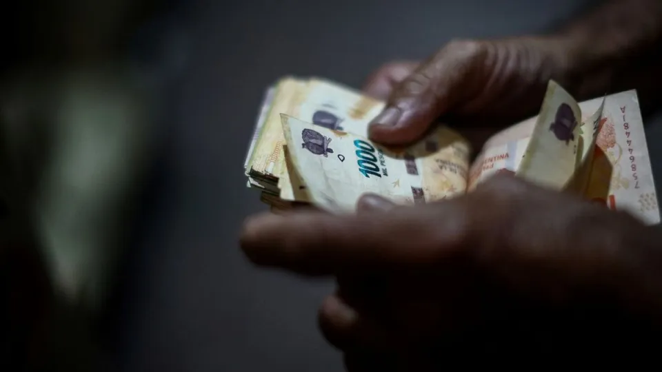 Los salarios formales le ganaron a la inflación en agosto, pero acumulan una caída real del 2,3% en el último año