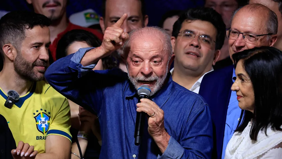 El gobierno de Brasil citó a la encargada de negocios de la Argentina para pedirle explicaciones por la huida de Bolsonaro