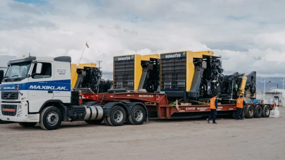 Japón desembarca en San Juan con camiones gigantes para una mina millonaria
