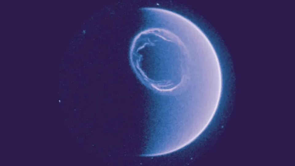 La ESA y China ya tienen su primera imagen completa de la aurora boreal. Y no se parece a ninguna que hayas visto