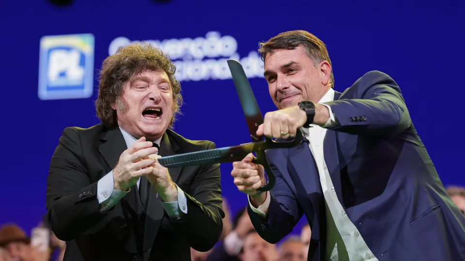 El gobierno de Milei niega colaboración en el escape de Flávio Bolsonaro desde Brasil a EE.UU.