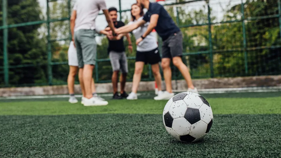 ¿Cuánto cuesta jugar al fútbol 5 con amigos hoy? El presupuesto completo entre cancha y "tercer tiempo"